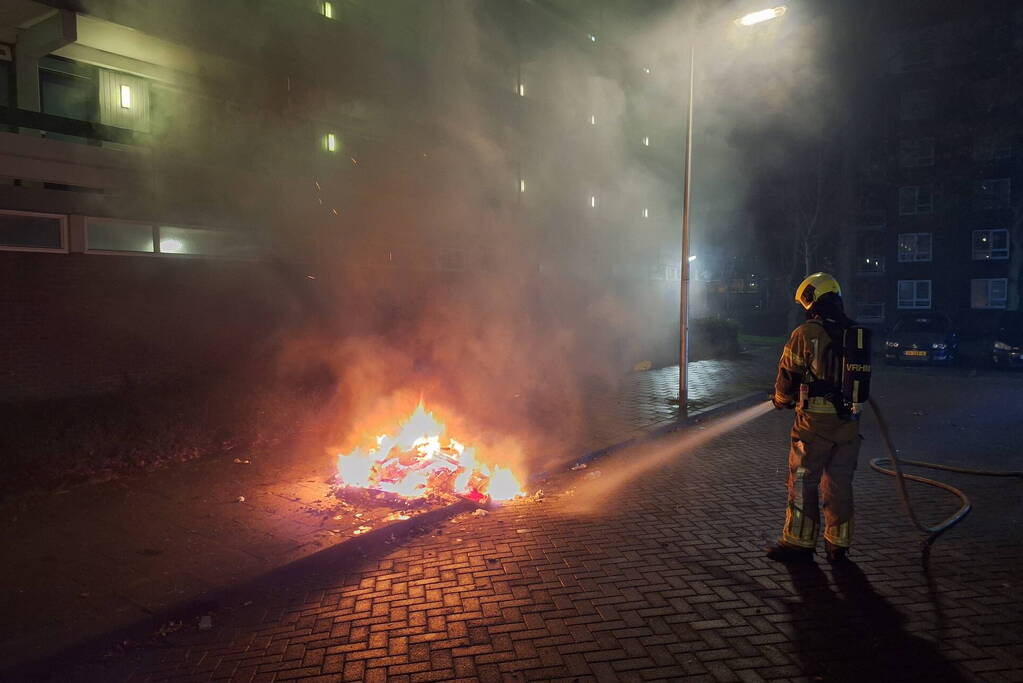 Brandende vuurwerkresten geblust