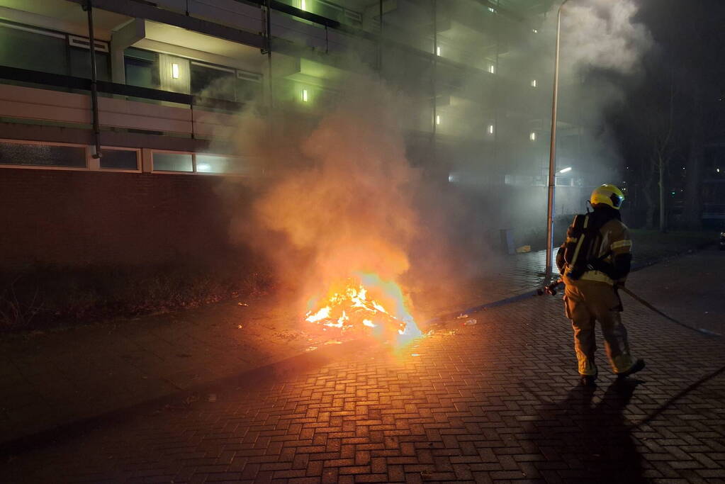 Brandende vuurwerkresten geblust