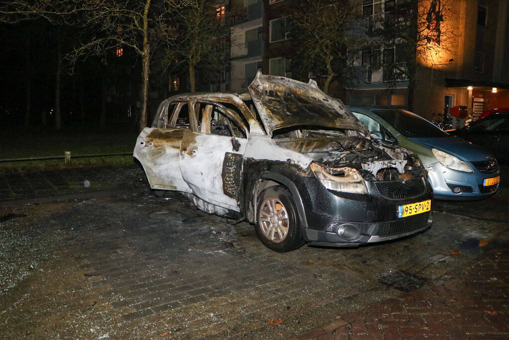 Auto volledig verwoest door brand