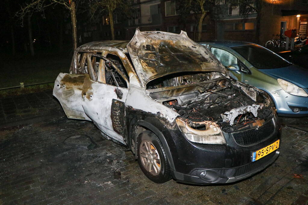 Auto volledig verwoest door brand