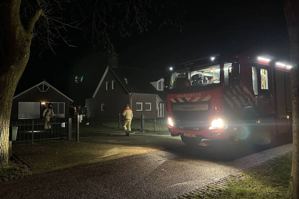 Vuurwerkresten in kruiwagen vatten vlam, heg gaat in vlammen op