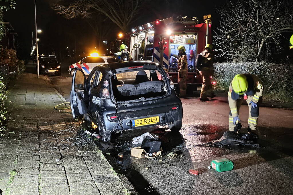 Geparkeerde auto grotendeels uitgebrand