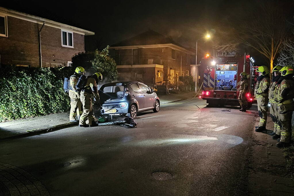 Geparkeerde auto grotendeels uitgebrand