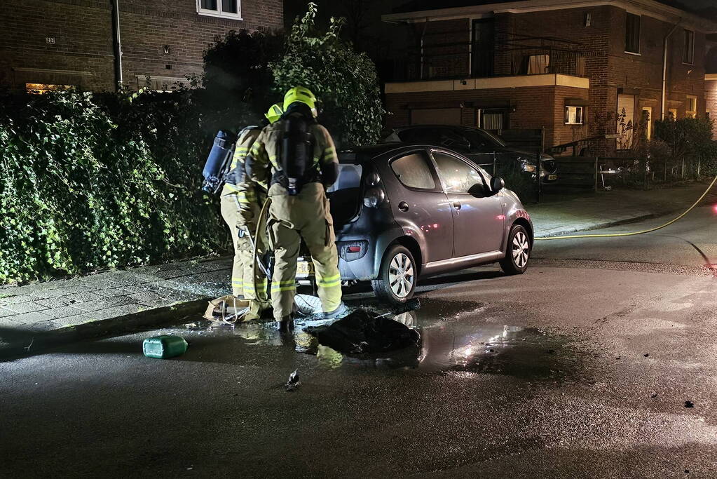 Geparkeerde auto grotendeels uitgebrand