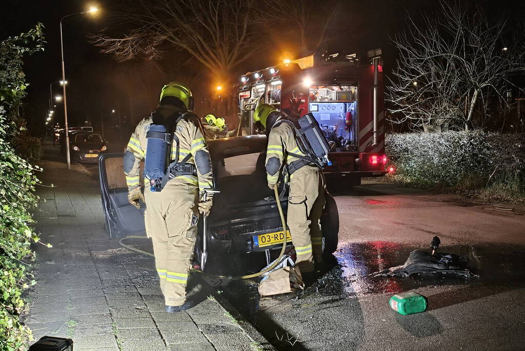 Geparkeerde auto grotendeels uitgebrand