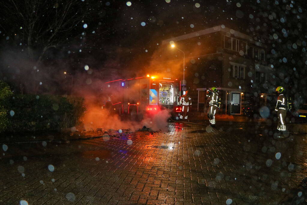 Brandweer blust brandende vuurwerkresten