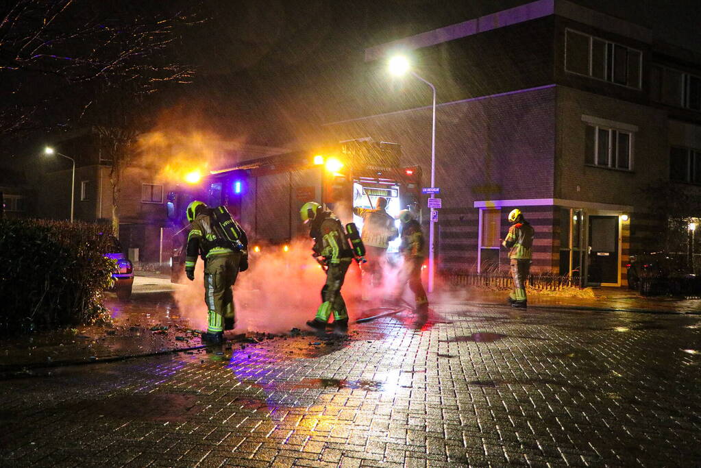 Brandweer blust brandende vuurwerkresten