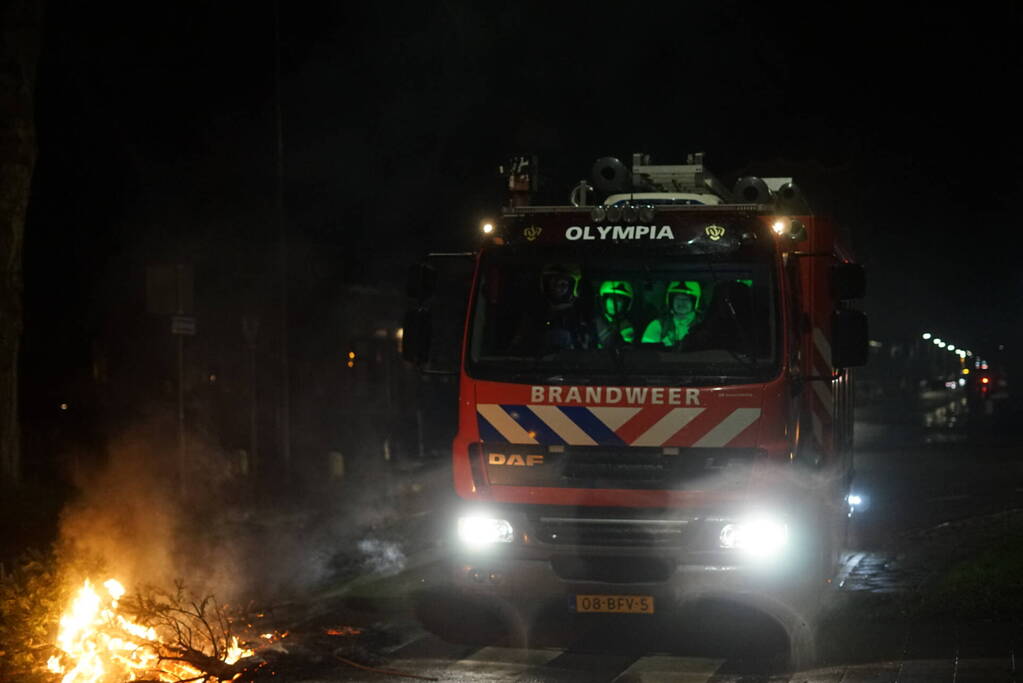 Kerstboom midden op straat in brand