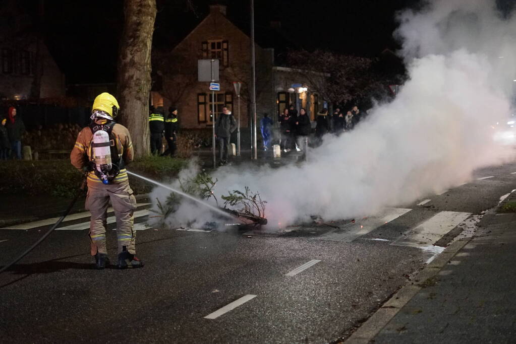 Kerstboom midden op straat in brand