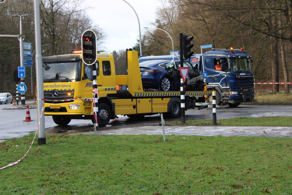 Weg afgesloten na ernstige aanrijding vanwege onderzoek