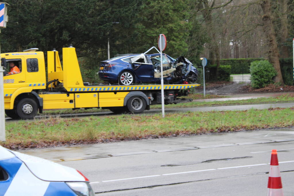 Weg afgesloten na ernstige aanrijding vanwege onderzoek