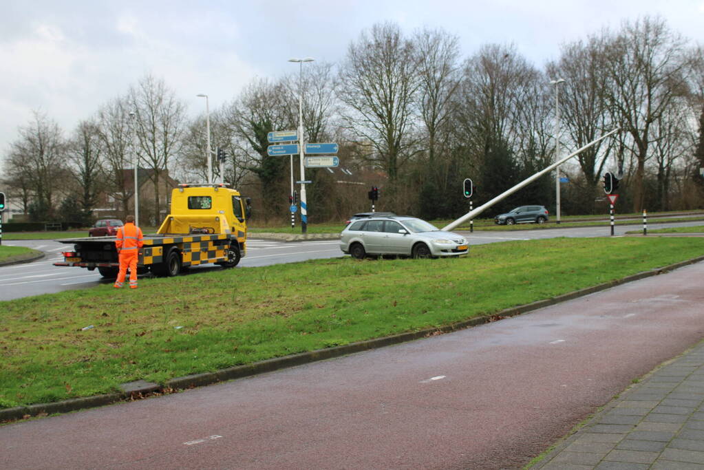 Bestuurder verliest macht over stuur en klapt op lantaarnpaal