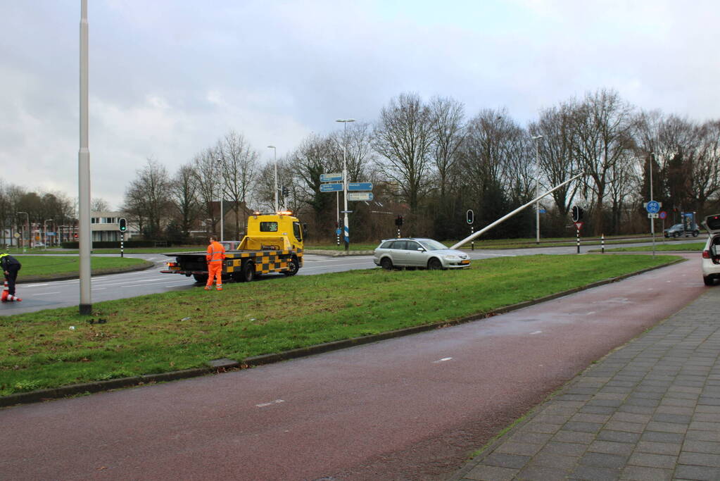 Bestuurder verliest macht over stuur en klapt op lantaarnpaal