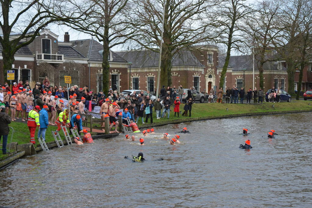 Grote belangstelling voor nieuwjaarsduik