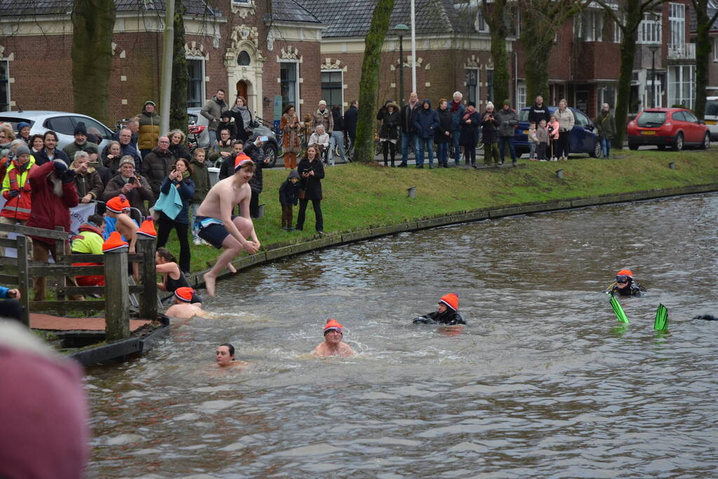 Grote belangstelling voor nieuwjaarsduik