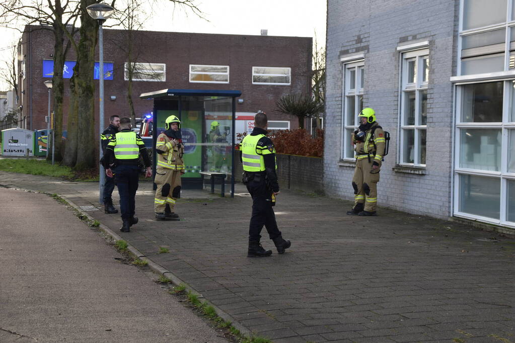 Brandweer onderzoekt brandalarm in schoolgebouw