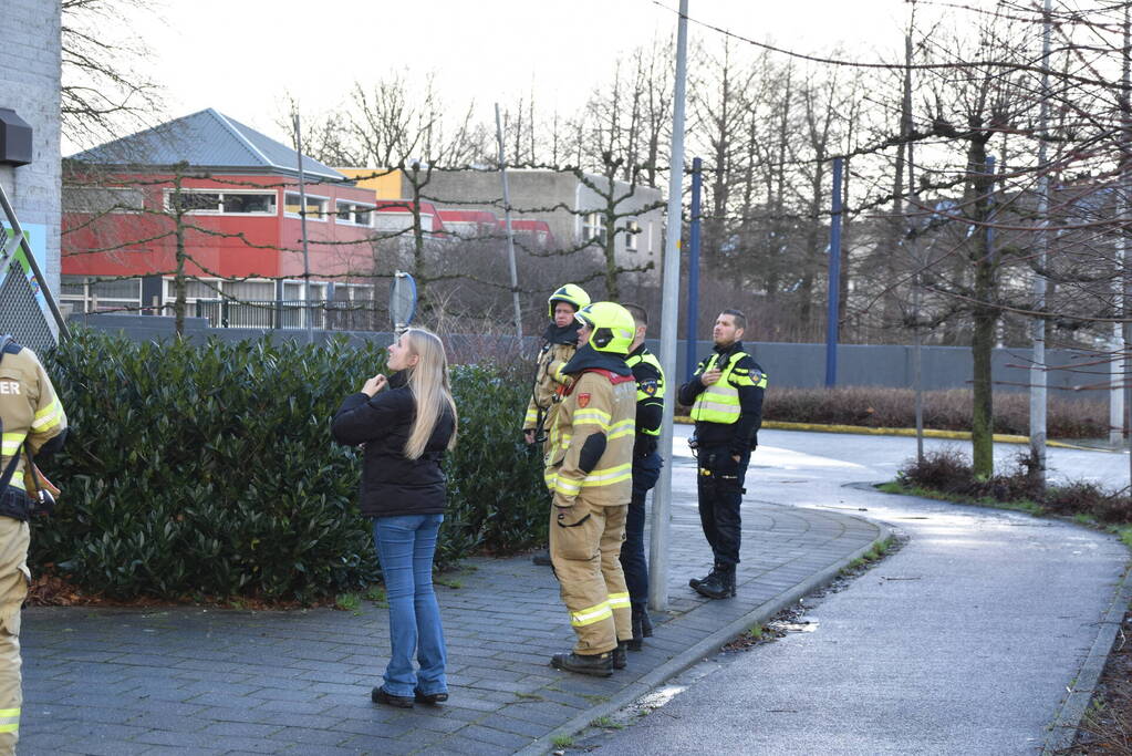 Brandweer onderzoekt brandalarm in schoolgebouw