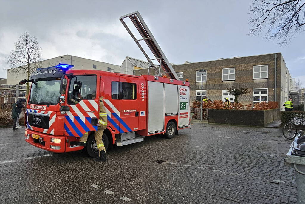 Brandweer onderzoekt brandalarm in schoolgebouw