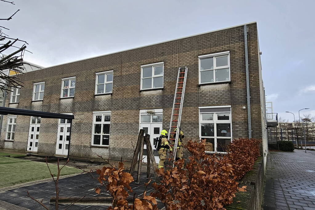 Brandweer onderzoekt brandalarm in schoolgebouw