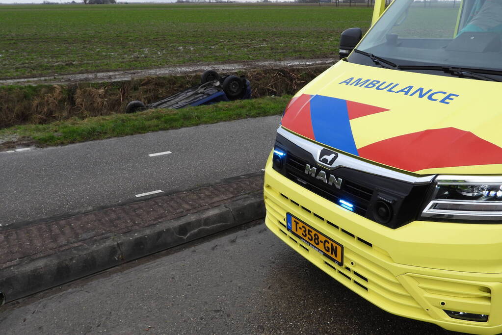 Auto belandt op de kop in sloot