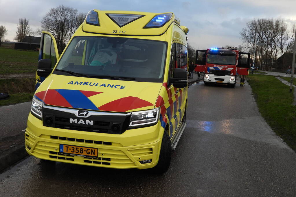 Auto belandt op de kop in sloot