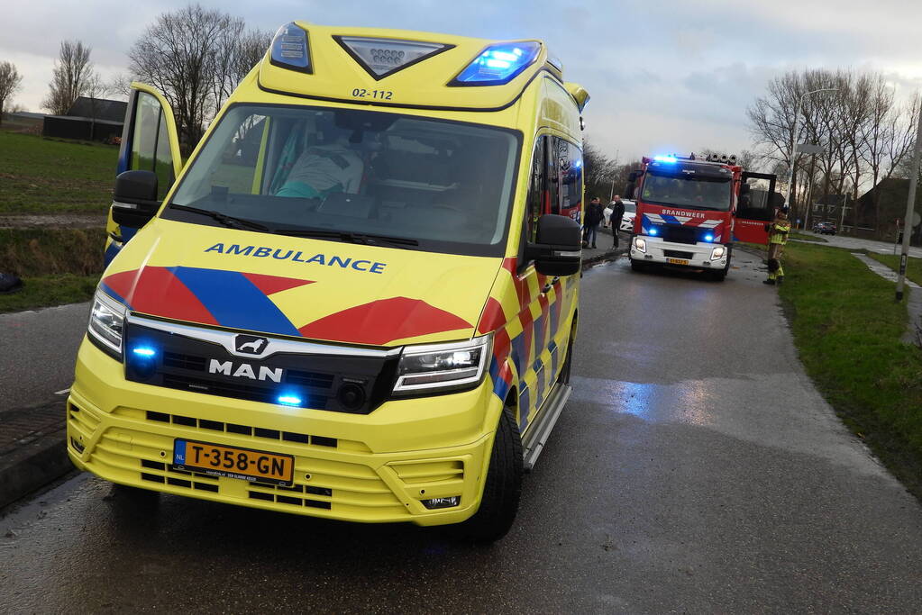 Auto belandt op de kop in sloot