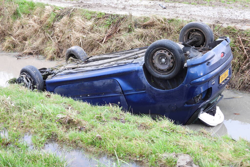 Auto belandt op de kop in sloot