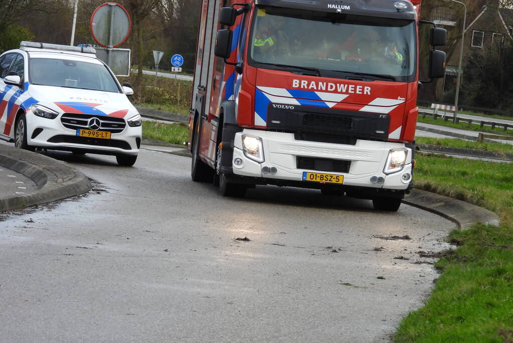 Auto belandt op de kop in sloot