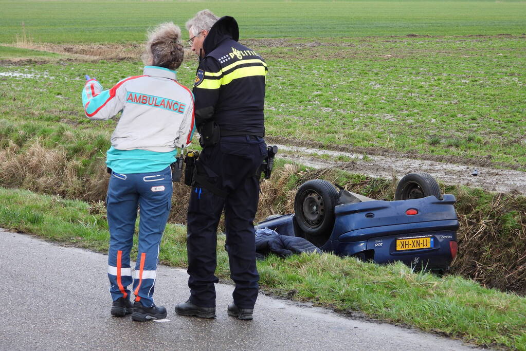 Auto belandt op de kop in sloot