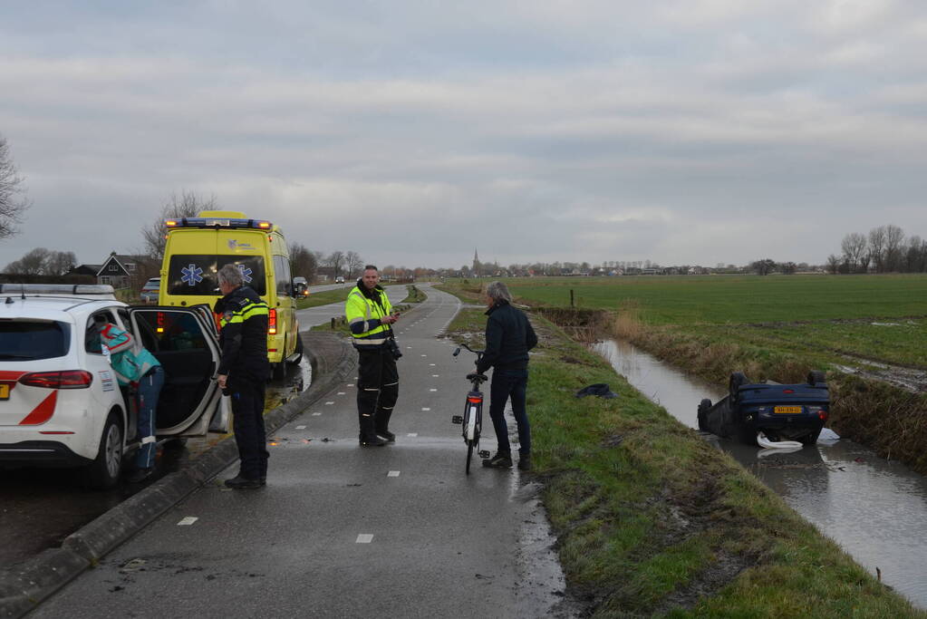 Auto belandt op de kop in sloot