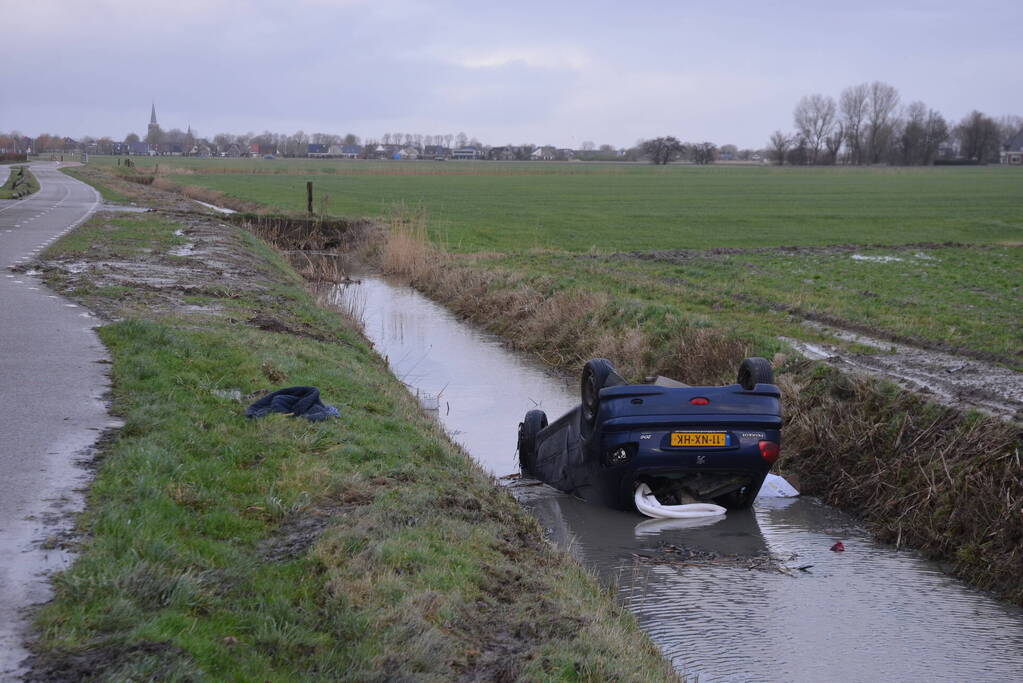 Auto belandt op de kop in sloot