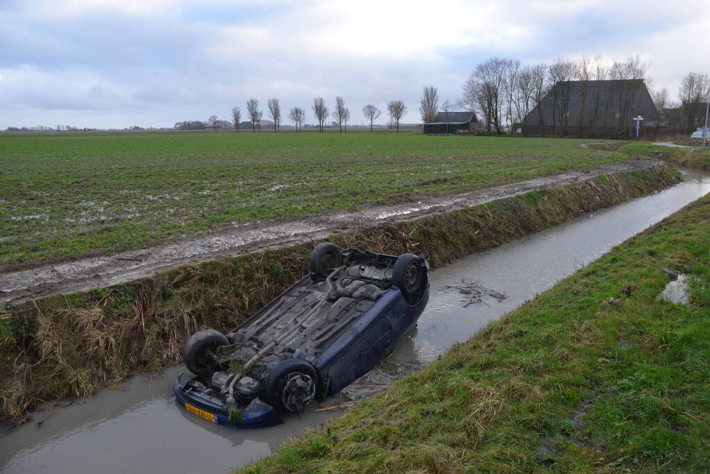 Auto belandt op de kop in sloot