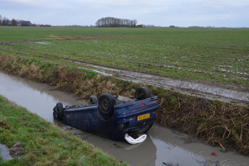 Auto belandt op de kop in sloot