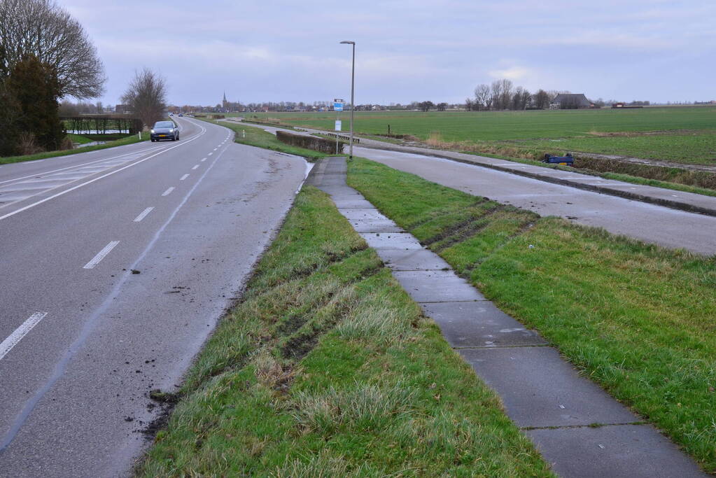 Auto belandt op de kop in sloot