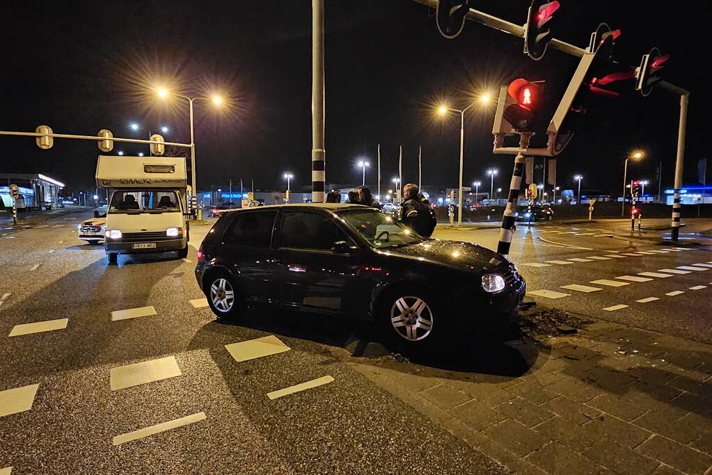 Camper en personenauto botsen personenauto botst op verkeerslicht