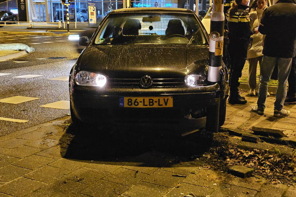 Camper en personenauto botsen personenauto botst op verkeerslicht