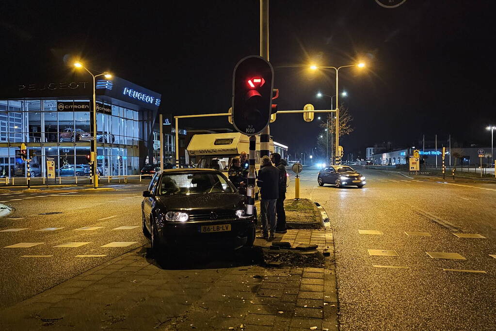 Camper en personenauto botsen personenauto botst op verkeerslicht