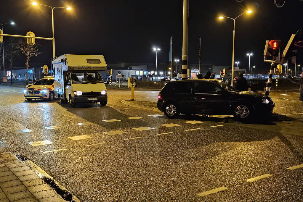 Camper en personenauto botsen personenauto botst op verkeerslicht