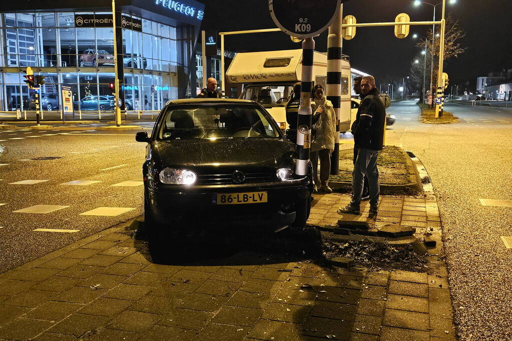 Camper en personenauto botsen personenauto botst op verkeerslicht