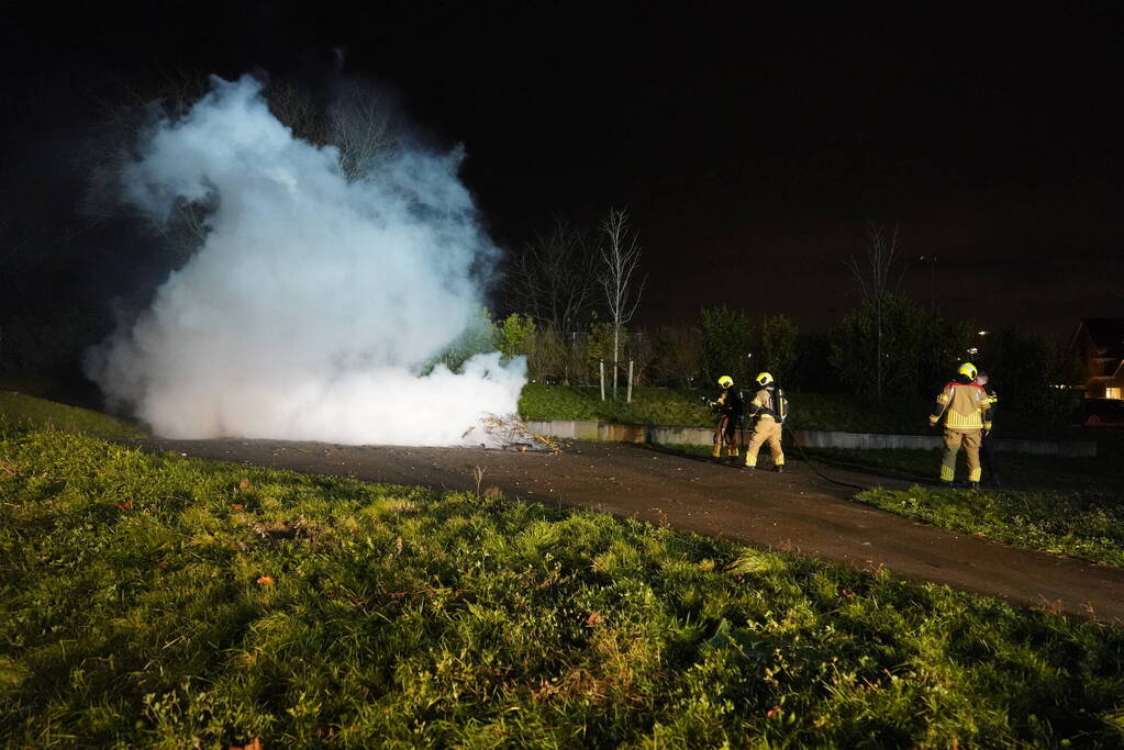 Bromfiets en kerstbomen in brand gestoken