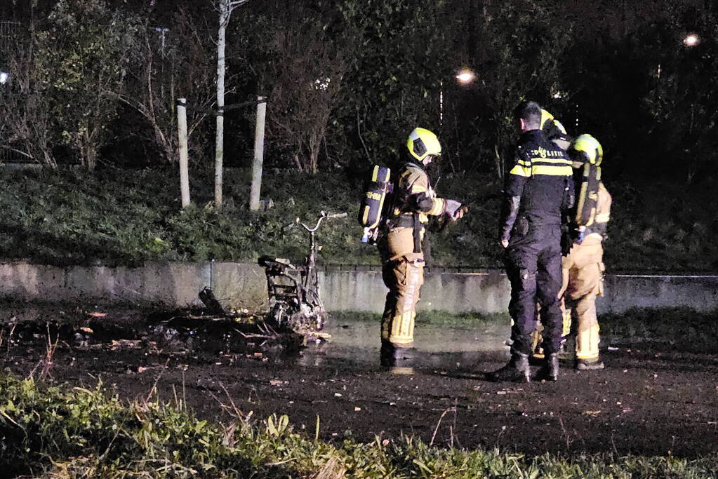 Bromfiets en kerstbomen in brand gestoken