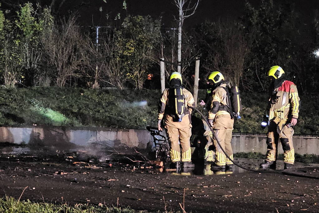 Bromfiets en kerstbomen in brand gestoken