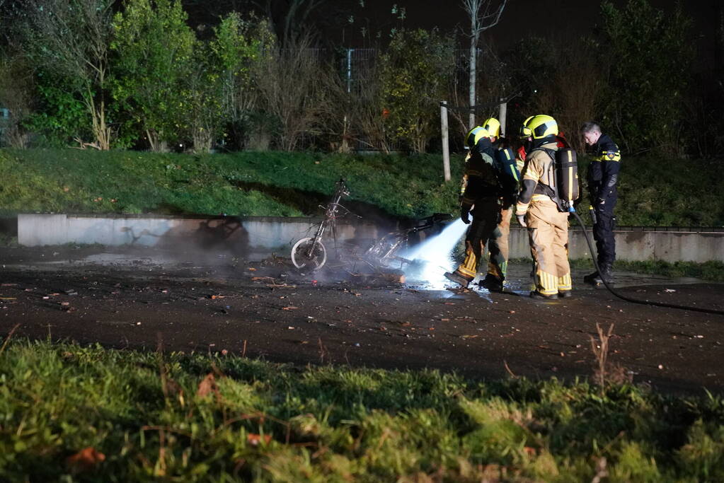 Bromfiets en kerstbomen in brand gestoken