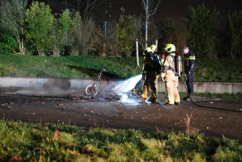 Bromfiets en kerstbomen in brand gestoken