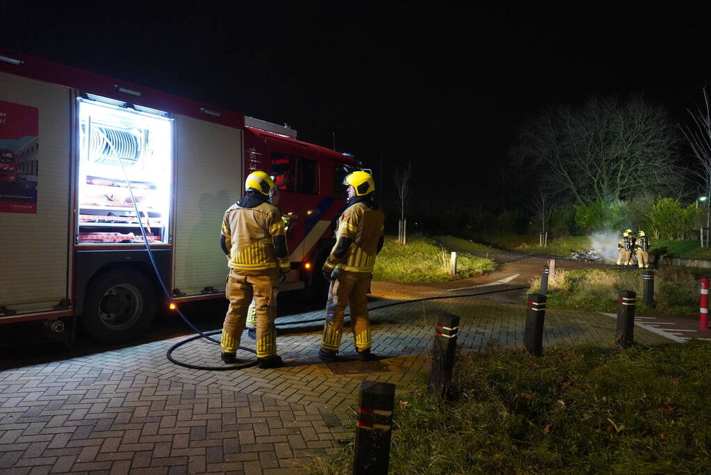 Bromfiets en kerstbomen in brand gestoken