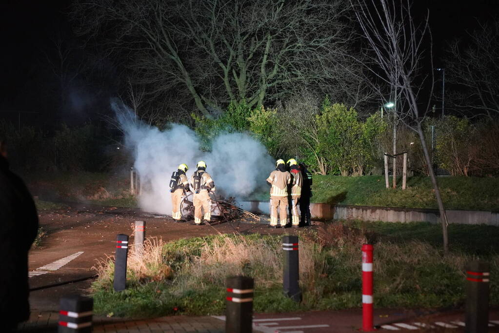 Bromfiets en kerstbomen in brand gestoken