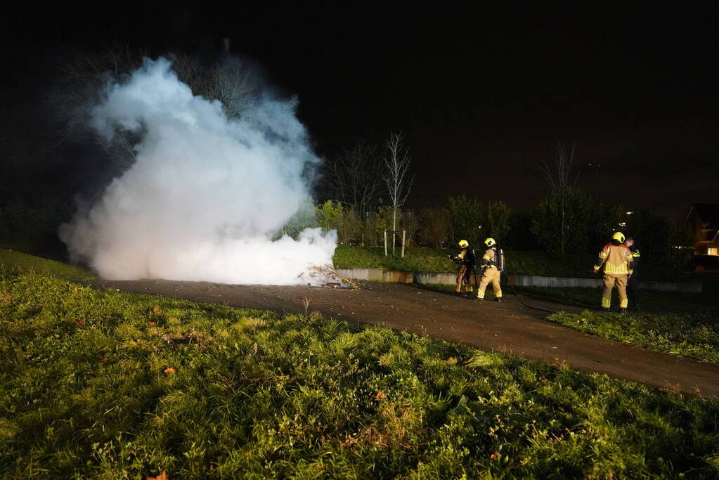 Bromfiets en kerstbomen in brand gestoken