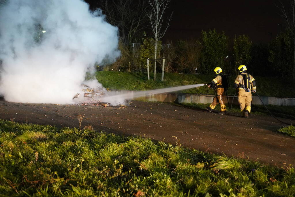 Bromfiets en kerstbomen in brand gestoken