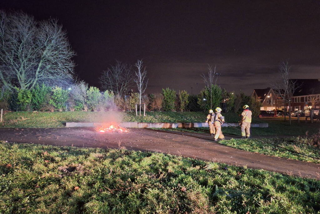 Bromfiets en kerstbomen in brand gestoken