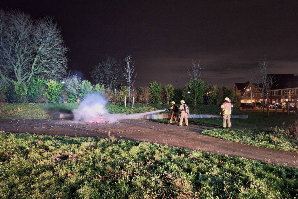 Bromfiets en kerstbomen in brand gestoken